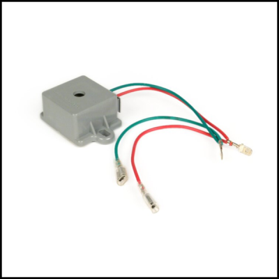 Componente elétrico cinzento com fios verdes e vermelhos