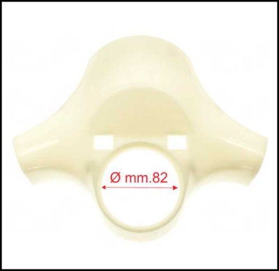 Peça plástica creme com abertura circular marcada Ø mm.82
