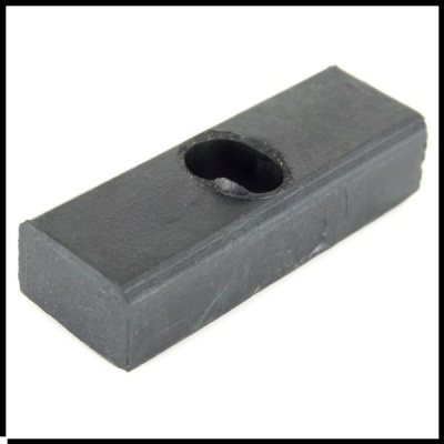 Peça plástica ou borracha preta com furo oval irregular.