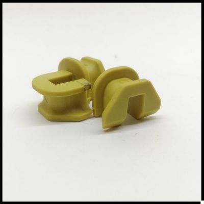 Peças plásticas amarelas para encaixe sobre fundo branco.