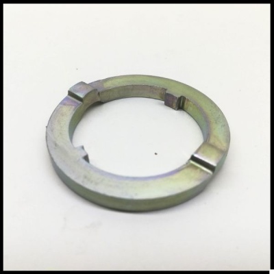 Anel metálico circular prateado com saliências internas