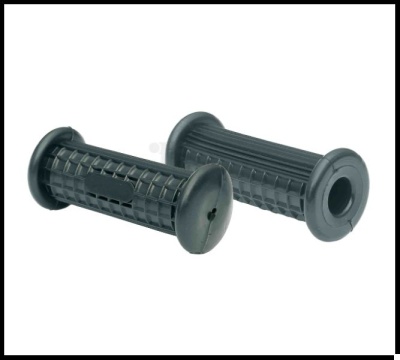 Punhos para bicicleta em plástico preto com textura quadriculada e ranhuras lineares