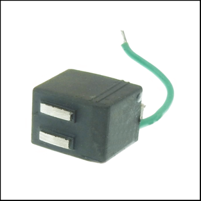 Cubóide preto com fendas metálicas e fio verde