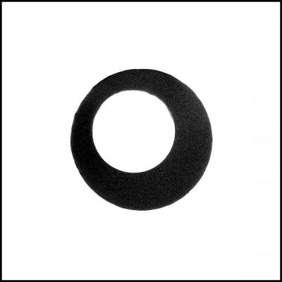 Anel preto circular com superfície lisa sobre fundo branco