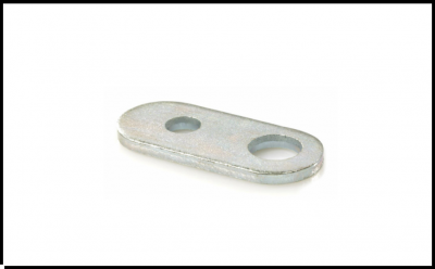 Peça metálica retangular prateada com dois furos circulares, fundo branco