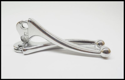 Alicates metálicos prateados sobre fundo branco