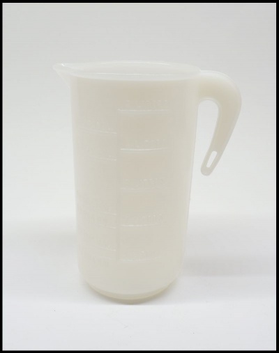 Jarro medidor de plástico branco translúcido com pega e bico vertedor