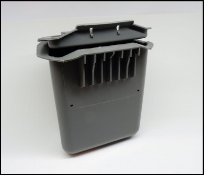 Recipiente plástico cinzento com tampa e ganchos sobre fundo branco