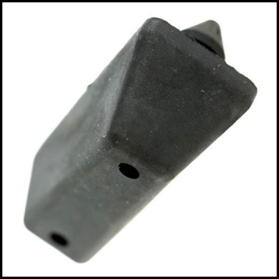 Objeto plástico preto triangular com aberturas redondas