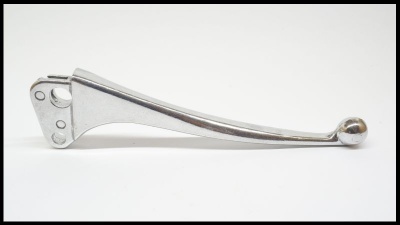 Alavanca de mudança de velocidades metálica prateada com formato curvo e ponta arredondada