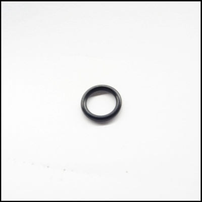 Anel O-ring preto sobre superfície branca