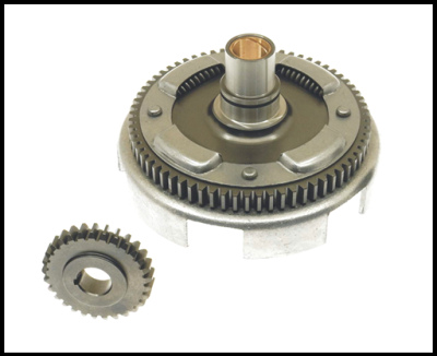 Conjunto de duas engrenagens metálicas prateadas sobre fundo branco