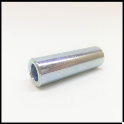Cilindro metálico prateado com interior rosqueado