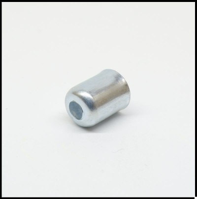 Peça metálica cilíndrica prateada com buraco central
