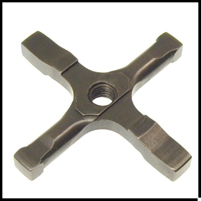 Peça metálica em forma de cruz com rosca central