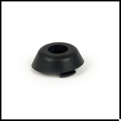 Peça pequena preta com furo no centro sobre fundo branco