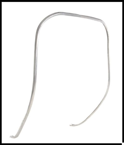 Tira metálica fina e flexível prateada sobre fundo branco