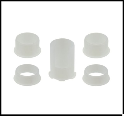 Peças plásticas brancas translúcidas em conjunto sobre fundo branco