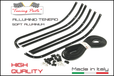 Conjunto de peças de tuning em alumínio macio preto com acessórios e embalagem sobre fundo branco