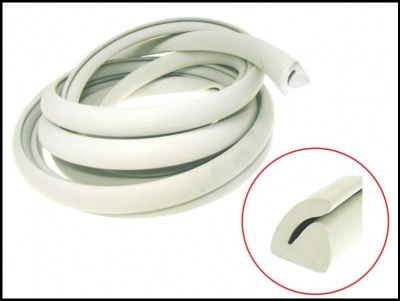 Mangueira branca flexível com detalhe da seção em 'U'