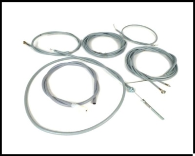 Conjunto de cabos brancos com extremidades metálicas