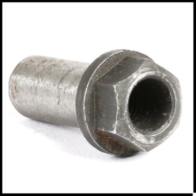 Parafuso metálico cinza com rosca interna e cabeça sextavada