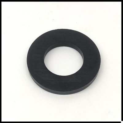 Arruela negra circular com buraco central, fundo branco