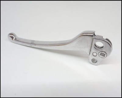 Alavanca metálica prateada com inscrições sobre fundo branco