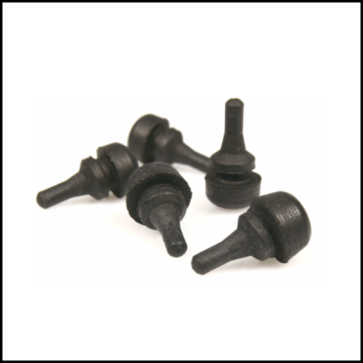 Pequenos componentes de plástico preto sobre fundo branco