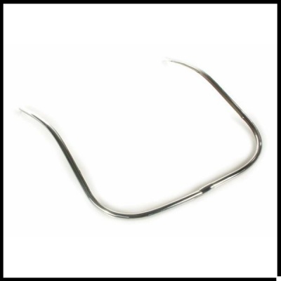 Gancho metálico em U prateado com extremidades curvadas sobre fundo branco