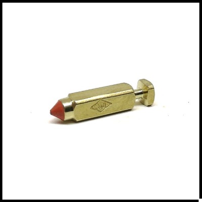 Parafuso metálico dourado com ponta vermelha e símbolo gravado