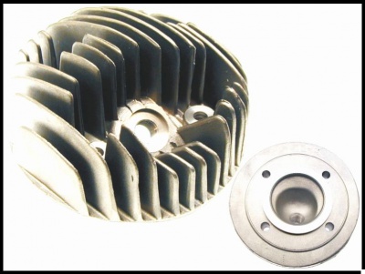 Cabeça de motor metálica com aletas e suporte circular adicional