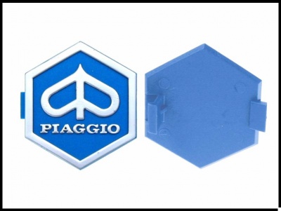 Tampas azuis hexagonais com texto PIAGGIO e símbolo