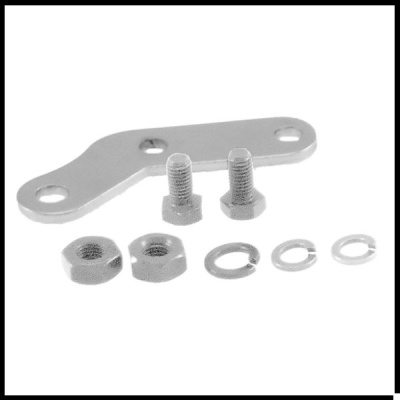 Conjunto de ferragens metálicas com parafusos, porcas, anilhas e placa prateada.
