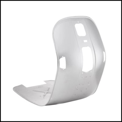 Invólucro metálico cinzento curvado com várias aberturas e orifícios