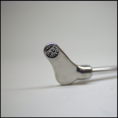 Chave de fendas metálica com extremidade redonda e gravada