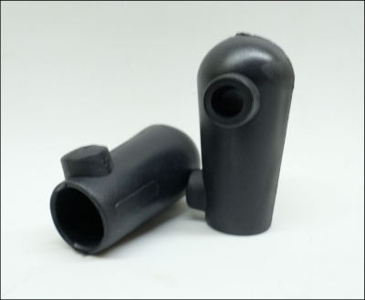 Dois protetores de borracha pretos com aberturas em fundo branco