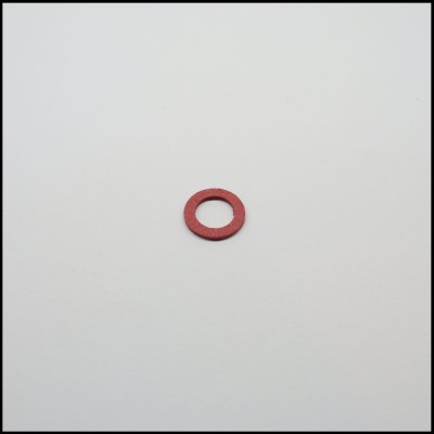 Anel plano vermelho sobre fundo branco