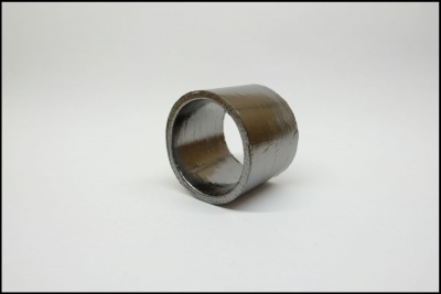 Anel cilindrico preto com acabamento brilhante e textura irregular sobre fundo branco