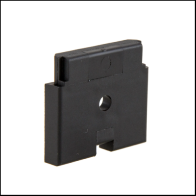 Peça eletrónica preta retangular com furo central