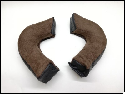 Protutores para capacete castanhos e pretos com textura aveludada