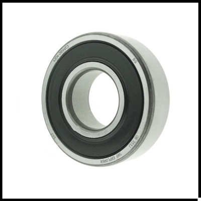 Rolamento de esferas metálico com anel preto e inscrições visíveis