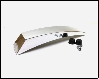 Suporte metálico curvo prateado com dois cones pretos e um parafuso