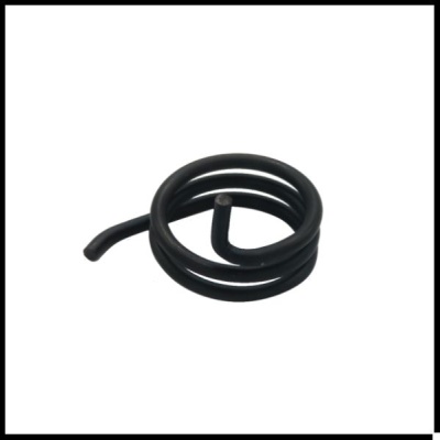 Mola helicoidal preta em fundo branco.