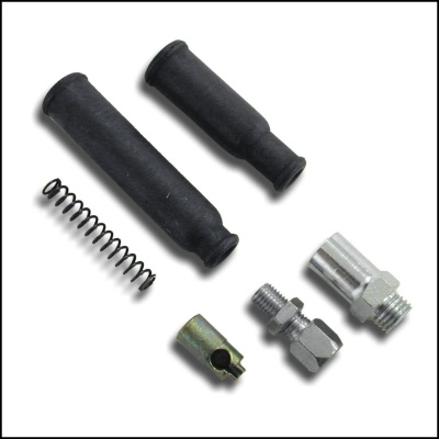 Conjunto de peças metálicas e de borracha sobre fundo branco