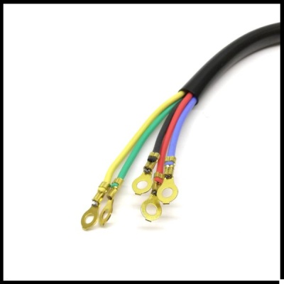 Cabos elétricos coloridos com terminais circulares dourados