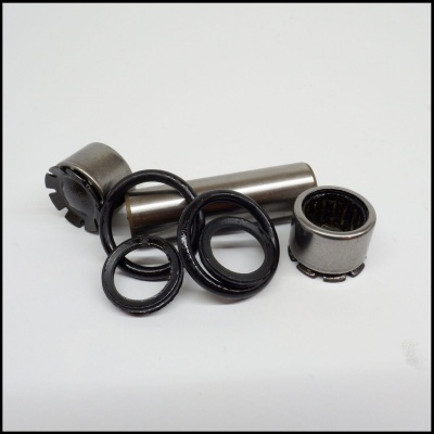 Peças metálicas e anéis de borracha pretos sobre fundo branco