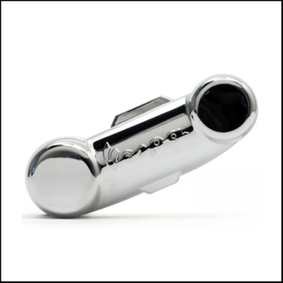 Peça metálica cromada com gravação Vespa