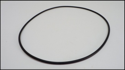 Anel de vedação preto isolado sobre fundo branco