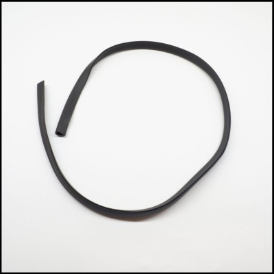 Correia plana preta sobre fundo branco